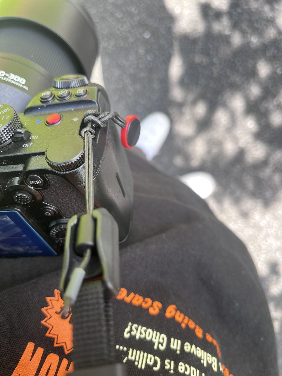 hirocky715's tweet image. 休憩！
こんな感じでたすき掛けにした状態で小刻みに震えたりジャンプしたりボックス踏んだりしてますがカメラが落ちたりはしません！優秀！俺変人！
#ULANZI
#falcam
#maglink