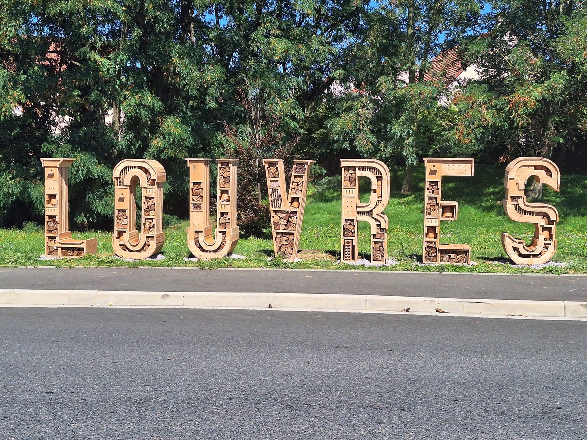 #biodiversité Soucieuse de renforcer la présence de la petite faune à Louvres qui favorise la biodiversité, la municipalité a installé des hôtels à insectes près de la Butte aux Bergers, fabriqués par des artisans locaux, avec des matériaux naturels et durables non traités.✅