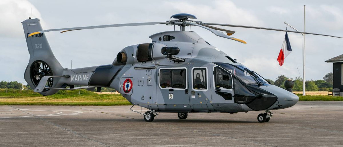 top_force's tweet photo. ⚓️🇫🇷 #AéronautiqueNavale : le #H160 @AirbusHeli copters @MarineNationale a débuté son service à Cherbourg #SECMAR #SURMAR 

© Mer et Marine https://t.co/l4oAsDtkYq https://t.co/kCCsTB8htq