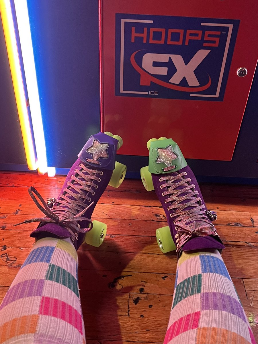 RileyOnRadio's tweet photo. If the bar tender says I can wear my skates inside the bar, I’m gonna wear my skates inside the bar. 👏🏻🛼💕 #Rollercon https://t.co/kI2hcXR60y