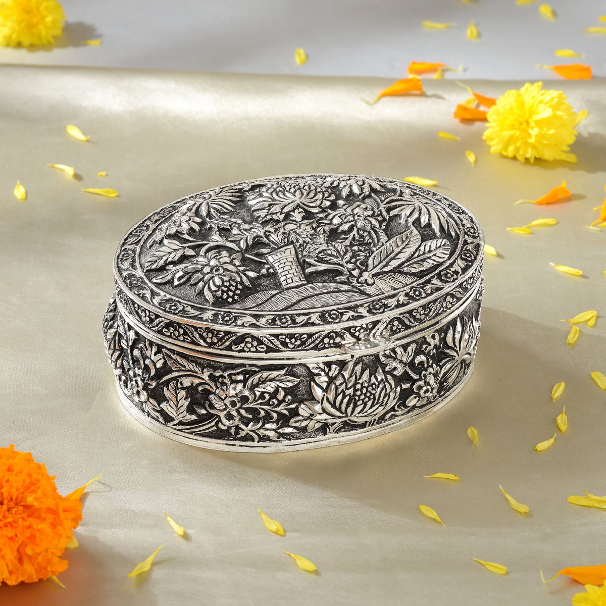 KrishnaSilver36's tweet image. ►WhatsApp Us:wa.link/bxtv►Call/Video Call+918499011111  
This elegant fusion of tradition and style makes it an elegant addition to any event.
 ►Explore our Latest Collection instagram.com/krishna.house.… #KrishnaSilver36 #silverpaandaan #silverdryfruitbox