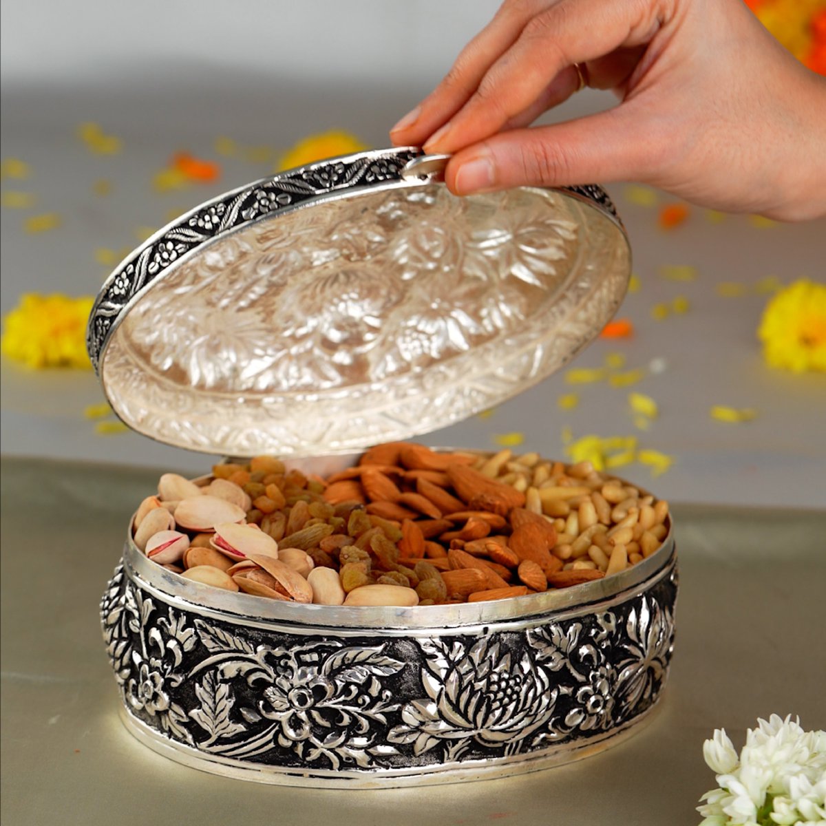 KrishnaSilver36's tweet image. ►WhatsApp Us:wa.link/bxtv►Call/Video Call+918499011111  
This elegant fusion of tradition and style makes it an elegant addition to any event.
 ►Explore our Latest Collection instagram.com/krishna.house.… #KrishnaSilver36 #silverpaandaan #silverdryfruitbox