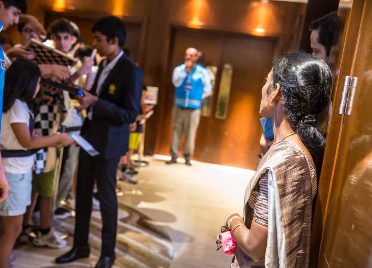 simonshashi's tweet photo. She must be so proud 🥺🤩

#Praggnanandha’s mother looks on as he signs autographs for his fans…

 #FIDEWorldCup2023 https://t.co/yIc7bpDfKa
