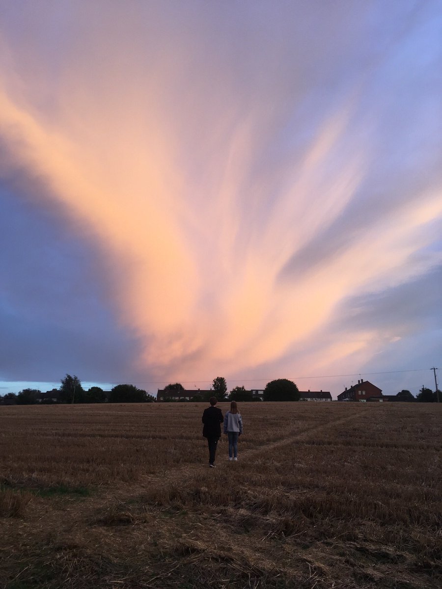 caroline_dunkin's tweet photo. @chronicleflask We saw the same thing 2 weeks ago! Really vibrant colours for a few minutes and then gone. https://t.co/joRUs12bDY