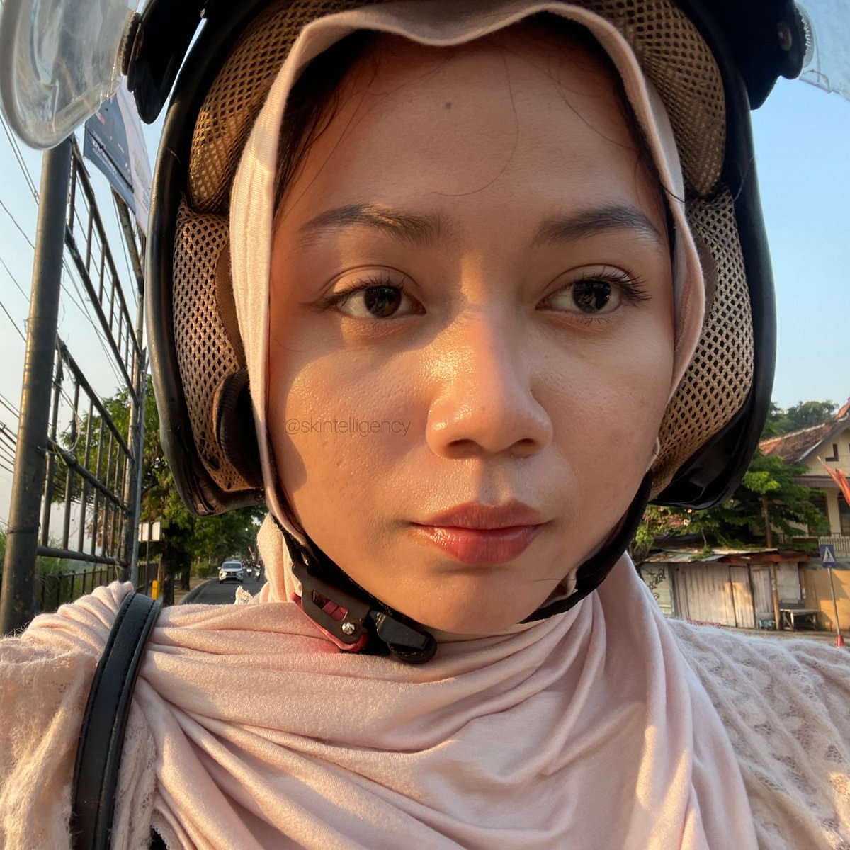 litchycoral's tweet photo. ngampus makeup tutorial♡₊˚ 🦢・₊✧

siap2 buat kuliah selalu grasak grusuk tuh knp ya🤣🤣 mentokk bisa makeup simpel yg satset tapi WAJIB kelihatan fresh &amp; presentable~ 

sampe sore otw pulang msh rapi😙 https://t.co/QTaBKUMuDL