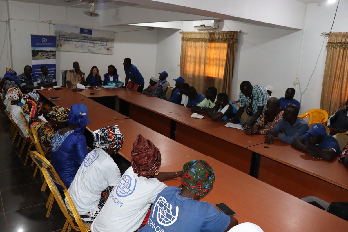 OIMSenegal's tweet photo. Après Sadatou, l'équipe #IBG s'est rendue à Kidira pour organiser un autre forum communautaire pour impliquer d'avantage les populations de Tamé, Sabouciré et Gathiari dans l'arrondissement de Keniéba dans la gestion et la #sécurité des #frontières. 
#DPAF #Gendarmerie #Senegal https://t.co/hoh2fl9i9i