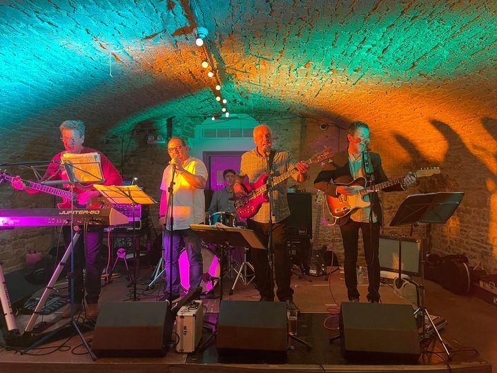 Trout Inn Lechlade tweet media