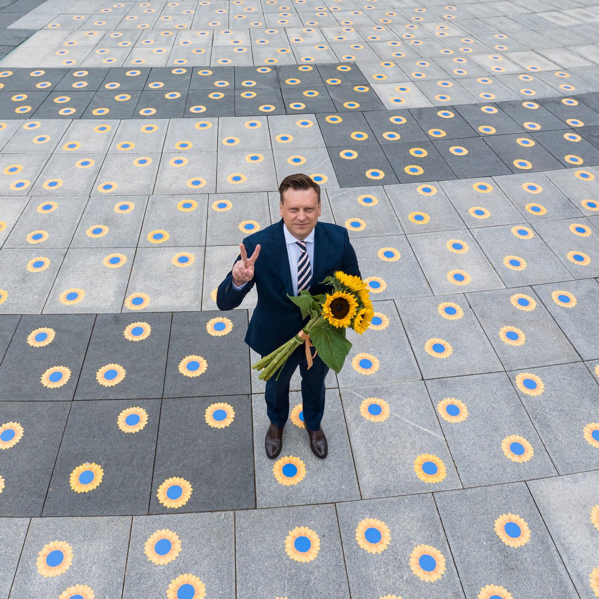 Today, on the occasion of #Ukraine's Independence Day, #Vilnius has decided to show our support. For 547 days, Ukrainians have been fighting for their freedom. That's how many sunflower-stickers decorated Europe Square in Vilnius this morning.
#StandWithUkraine #SlavaUkraini