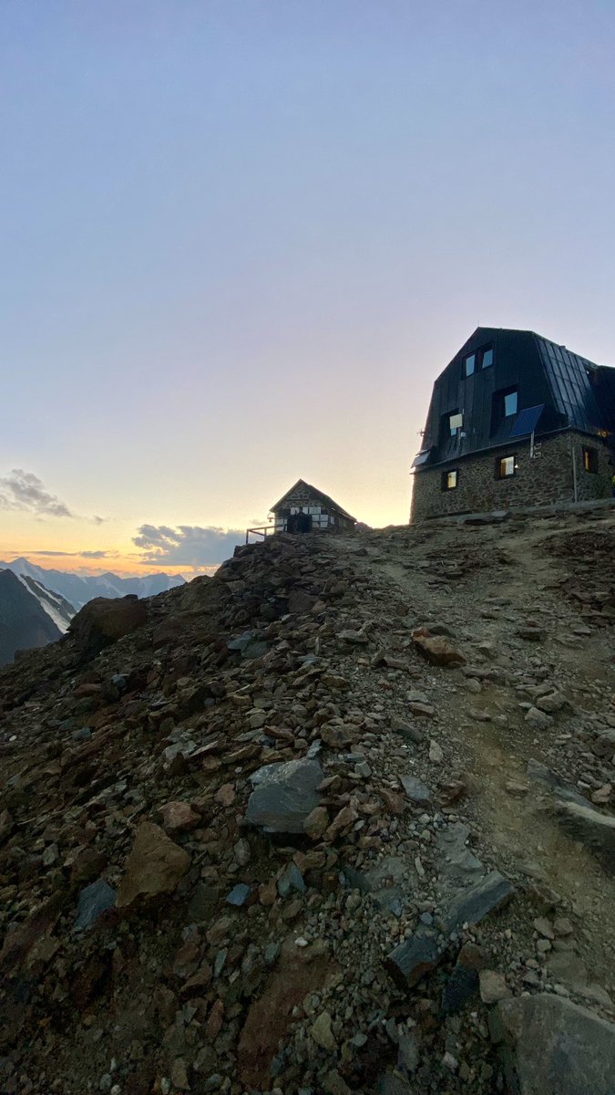 albertomattesco's tweet photo. Tramonto e alba a 3.535 metri, dal rifugio Mantova #Vioz (parco dello #Stelvio). Esperienza impegnativa ed emozionante come poche! https://t.co/n95FjyEg29