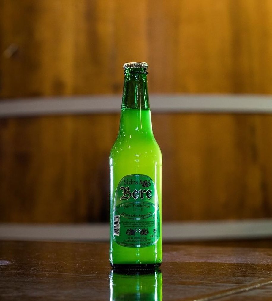 ¿Cuántas veces estás solo pero te apetece abrir una botella de sidra? 

Para esos momentos, tenemos la solución: Bere, una botella de 33 cl, perfecta para tomar de una sola vez. 😊⁣
⁣
ℹ️bereziartuasagardoa.com