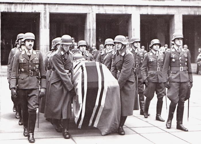 GilesMacDonogh's tweet photo. I assume Putain will organise a state funeral for his friend Prig? https://t.co/W98kkxcqSj
