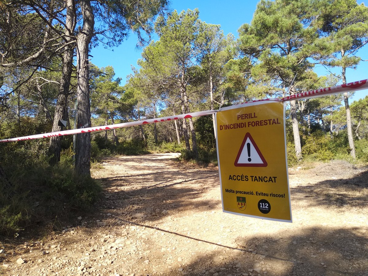 meteollac's tweet photo. ⛔ L'elevat risc d'incendi obliga a tancar els accessos a la Plana d'Ancosa i al Puig Castellar.
⚠️ Durant aquests dies, cal extremar les precaucions si tenim previst fer excursions o qualsevol altra activitat en zones forestals.
🔥 El nostre territori està en joc!
#LaLlacuna https://t.co/hiKVff4oXg