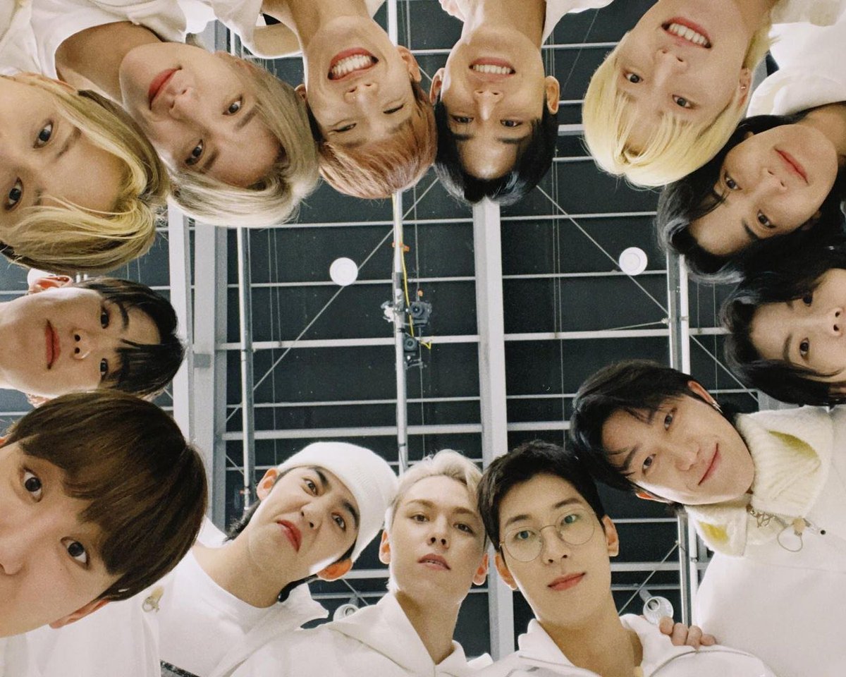 #세븐틴_역사에남을_앨범판매1위 
#SVT_Circle_10Million
축하해 세븐틴 
너희는 최고야 
앞으로도 늘 좋은 일만 가득하자💕