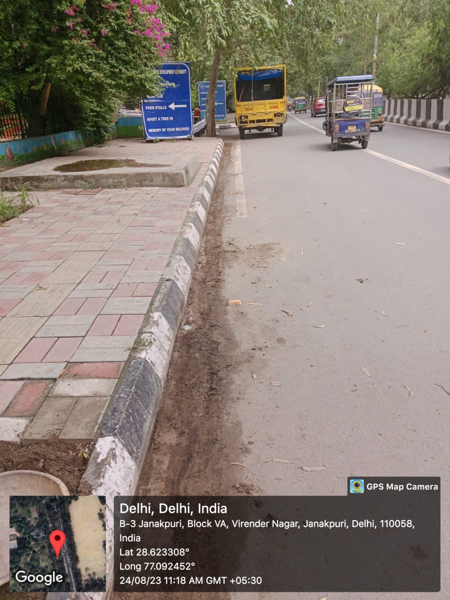 Cleaning of Kerb channels at Janakpuri Road by #PWDDelhi for G20Preperations #PWDDelhiG20Summit #G20Summit #G20PublicWorksDept @LtGovDelhi @MoHUA_India @AtishiAAP @CMODelhi @Shashanka_IAS