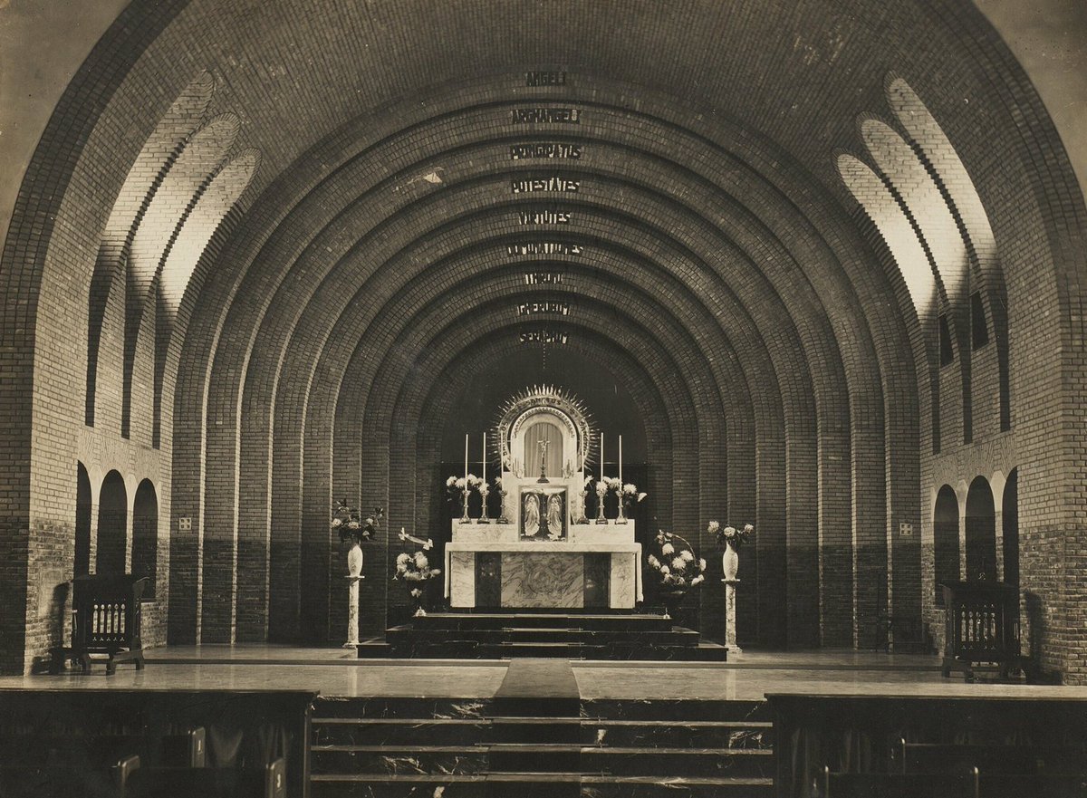 erfgoed020's tweet photo. In de Chassékerk in West kun je tegenwoordig dansen, gymmen en slapen! Tijdens Open Monumentendag Amsterdam 2023 leiden juniorgidsen je er rond. Lees meer over deze bijzondere kerk in Erfgoed van de Week:
https://t.co/SVW5eaPrEA https://t.co/80UunVtCmo
