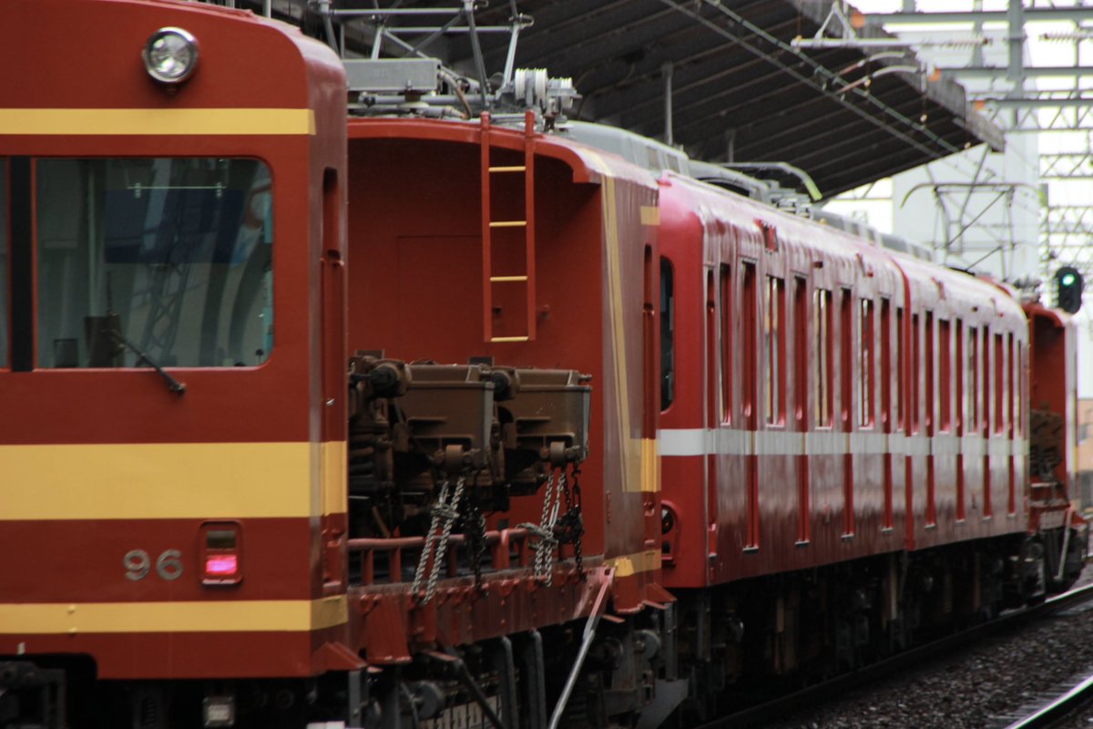 Yonntetsu_13's tweet photo. 2023/08/24(木)
本日はMF94-96+D04(養老鉄道)の塩浜入場の回送がありました。近鉄ではない白帯に赤の車両がよく目立ちました。
#モト94 #MF94 #養老鉄道 #D04 https://t.co/aSe7RjUjct