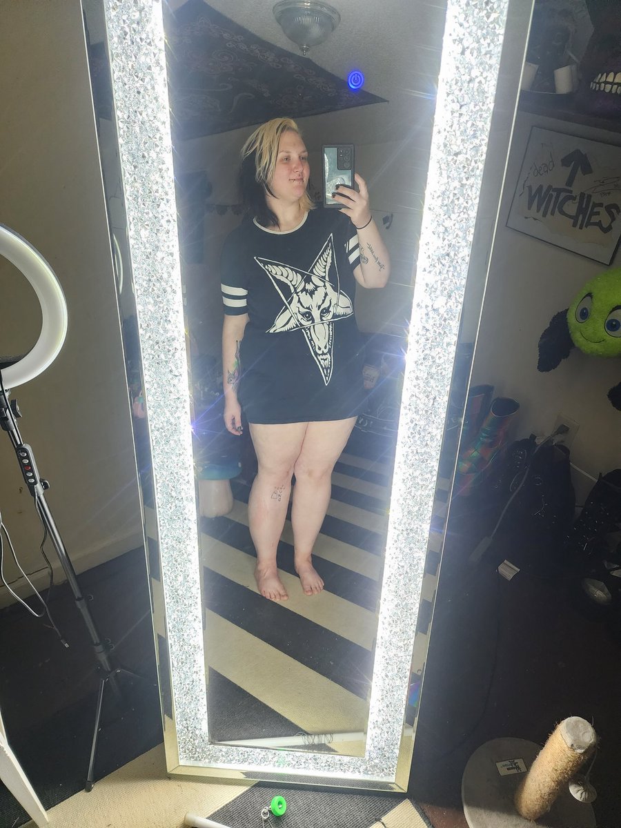 itsfknbats's tweet photo. New shirt π yall should go sub to my free onlyfans. It'd make my day. Link in my bioooo. I'm going to be sending out a video of me using a glow in the dark butt plug soon! #buttplug #analvideo #bootyplay #onlyfansFree #thiccgirl #btggf #bigtittygoth https://t.co/CjKsEGEjPq