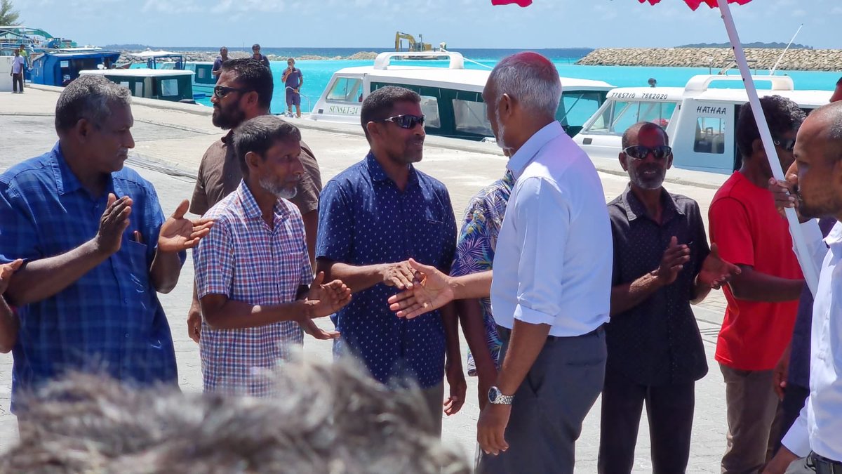 ProgressPartyMV's tweet photo. PPM PNC Riyaasee Candidate Dr Mohamed Muizzu N.Manadhoo ah vadaigennevumun dhennevy hoonu Maruhabaa eh  @MMuizzu

#Vote4Muizzu 
#DrMuizzuSembe
#DhiveheengeRaajje 
#FreePresidentYameen https://t.co/vrJUtTC9IL