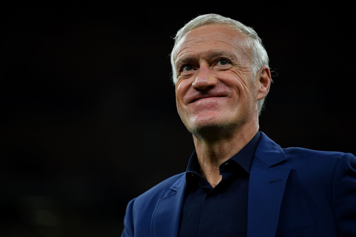 lnstantFoot's tweet photo. Didier Deschamps sur Benjamin Mendy : "D'une façon générale, et je n'ai jamais varié là-dessus, jamais. Les violences faites aux femmes, comme toutes les autres formes de violence d'ailleurs, sont intolérables, inacceptables. Elles doivent évidemment être combattues, jugées et condamnées, s'il y a lieu. 

𝗖𝗼𝗻𝗰𝗲𝗿𝗻𝗮𝗻𝘁 𝗕𝗲𝗻𝗷𝗮𝗺𝗶𝗻, 𝗷𝗲 𝘃𝗮𝗶𝘀 𝗺'𝗲𝗻 𝘁𝗲𝗻𝗶𝗿 𝗮𝘂𝘅 𝗳𝗮𝗶𝘁𝘀. Des plaintes ont été déposées, il a été placé en détention provisoire, les autorités anglaises ont enquêté, puis 𝗶𝗹 𝗮 𝗲́𝘁𝗲́ 𝗷𝘂𝗴𝗲́ 𝗻𝗼𝗻-𝗰𝗼𝘂𝗽𝗮𝗯𝗹𝗲 𝗲𝘁 𝗮 𝗱𝗼𝗻𝗰 𝗲́𝘁𝗲́ 𝗮𝗰𝗾𝘂𝗶𝘁𝘁𝗲́. Le tribunal médiatique l'avait déjà condamné. Les décisions de justice s'imposent à nous et j'estime qu'on se doit de les respecter et de ne pas les commenter.

Benjamin n'a pas pu jouer depuis deux ans. Il veut renouer le fil de sa carrière à Lorient. À partir du moment où la justice l'a jugé non-coupable, 𝗷𝗲 𝗻𝗲 𝘃𝗼𝗶𝘀 𝗽𝗮𝘀 𝗽𝗼𝘂𝗿𝗾𝘂𝗼𝗶 𝗷𝗲 𝗱𝗲𝘃𝗿𝗮𝗶𝘀 𝗹𝗲 𝗰𝗼𝗻𝘀𝗶𝗱𝗲́𝗿𝗲𝗿 𝗰𝗼𝗺𝗺𝗲 𝗻𝗼𝗻-𝘀𝗲́𝗹𝗲𝗰𝘁𝗶𝗼𝗻𝗻𝗮𝗯𝗹𝗲, même si son retour n'est pas à l'ordre du jour." 

(@lequipe)