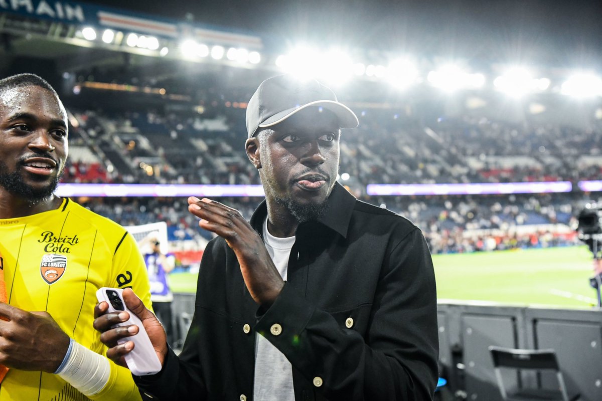 lnstantFoot's tweet photo. Didier Deschamps sur Benjamin Mendy : "D'une façon générale, et je n'ai jamais varié là-dessus, jamais. Les violences faites aux femmes, comme toutes les autres formes de violence d'ailleurs, sont intolérables, inacceptables. Elles doivent évidemment être combattues, jugées et condamnées, s'il y a lieu. 

𝗖𝗼𝗻𝗰𝗲𝗿𝗻𝗮𝗻𝘁 𝗕𝗲𝗻𝗷𝗮𝗺𝗶𝗻, 𝗷𝗲 𝘃𝗮𝗶𝘀 𝗺'𝗲𝗻 𝘁𝗲𝗻𝗶𝗿 𝗮𝘂𝘅 𝗳𝗮𝗶𝘁𝘀. Des plaintes ont été déposées, il a été placé en détention provisoire, les autorités anglaises ont enquêté, puis 𝗶𝗹 𝗮 𝗲́𝘁𝗲́ 𝗷𝘂𝗴𝗲́ 𝗻𝗼𝗻-𝗰𝗼𝘂𝗽𝗮𝗯𝗹𝗲 𝗲𝘁 𝗮 𝗱𝗼𝗻𝗰 𝗲́𝘁𝗲́ 𝗮𝗰𝗾𝘂𝗶𝘁𝘁𝗲́. Le tribunal médiatique l'avait déjà condamné. Les décisions de justice s'imposent à nous et j'estime qu'on se doit de les respecter et de ne pas les commenter.

Benjamin n'a pas pu jouer depuis deux ans. Il veut renouer le fil de sa carrière à Lorient. À partir du moment où la justice l'a jugé non-coupable, 𝗷𝗲 𝗻𝗲 𝘃𝗼𝗶𝘀 𝗽𝗮𝘀 𝗽𝗼𝘂𝗿𝗾𝘂𝗼𝗶 𝗷𝗲 𝗱𝗲𝘃𝗿𝗮𝗶𝘀 𝗹𝗲 𝗰𝗼𝗻𝘀𝗶𝗱𝗲́𝗿𝗲𝗿 𝗰𝗼𝗺𝗺𝗲 𝗻𝗼𝗻-𝘀𝗲́𝗹𝗲𝗰𝘁𝗶𝗼𝗻𝗻𝗮𝗯𝗹𝗲, même si son retour n'est pas à l'ordre du jour." 

(@lequipe)