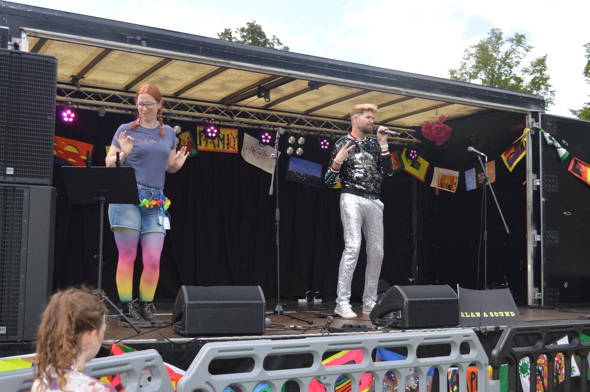 acpjaud's tweet image. My BSL interpreter at @WarksPride last Saturday was amazing! Big up @Andrea_Daly_BSL! ✋🏻🤚🏻🤟🏻
#bsl #britishsignlanguage #bslinterpreter #gig