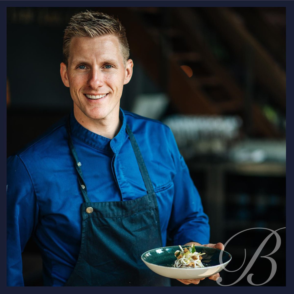 🙌🏼 NO NONSENSE // Zijn kookstijl is no nonsense! Klassiek Frans in combinatie met verschillende invloeden en stijlen is de basis voor Chef Raymond... Zolang de smaken kloppen! Hij is pas tevreden als de gasten ook blij zijn en weer met een fijn gevoel naar huis gaan.