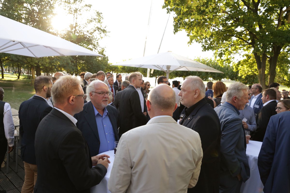 Wie sieht die Zukunft des Wohnens aus? Wirtschaft, Politik und Verwaltung tauschten sich darüber im #ltnrw aus. Vizepräsident <a href="/Schmeltzer_NRW/">Rainer Schmeltzer</a> begrüßte rd. 120 Gäste zum Parlamentarischen Abend des <a href="/VdWRW/">VdW Rheinland Westfalen</a> , darunter u.a. Ministerin <a href="/inascharrenbach/">Ina Scharrenbach</a> . landtag.nrw.de/home/aktuelles…