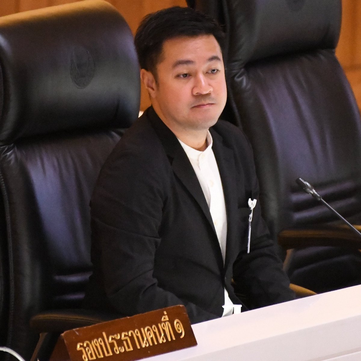 คุณว่าชุดนี้สุภาพไหม?

ดราม่าในสภาวันนี้: 
ชุดนี้ของรองประธานสภา ‘หมออ๋อง’ ไม่สุภาพ?

 นิคม บุญวิเศษ สส. เพื่อไทย ลุกขึ้นตำหนิการแต่งกายของ ปดิพัทธ์ สันติภาดา รองประธานสภาคนที่ 1 ประธานการประชุมว่า ‘แต่งกายไม่สุภาพ’ เพราะสวมเสื้อคอจีนและใส่เสื้อสูททับ ไม่ผูกเนคไท