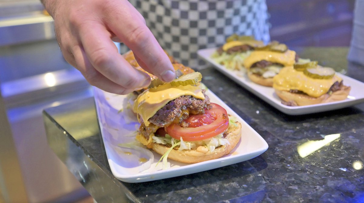 Create show-stopping #burgers🍔on your #kiremko #fryingrange. Here's Richard showing how simple it is to cook up:

🍔Crispy seasoned chicken burgers open fried 

🍔Bacon cheese burgers on our Adieu grill

Why not try fish and veggie burgers too? 

#NationalBurgerDay🍔