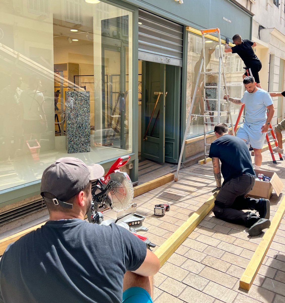 marseille's tweet photo. Vous êtes commerçant ? Votre vitrine a subi des dégradations en juin dernier ou vous avez engagé des frais pour sa sécurisation ? La Ville de Marseille peut prendre en charge les frais des travaux engagés. 
Déposez votre dossier avant le 29/09 : https://t.co/wuUwByKSCE https://t.co/n6E6QfBu0v