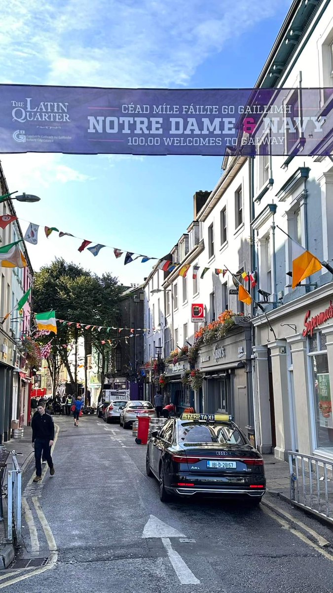 Well done @GalwayLatinQtr 🏈

Getting into the spirt of things ahead of this weekend's @cfbireland between @NDFootball & @NavyFB 

#MuchMoreThanAGame #TouchdownIreland ☘️ #Galway 
#WildAtlanticWay @Failte_Ireland