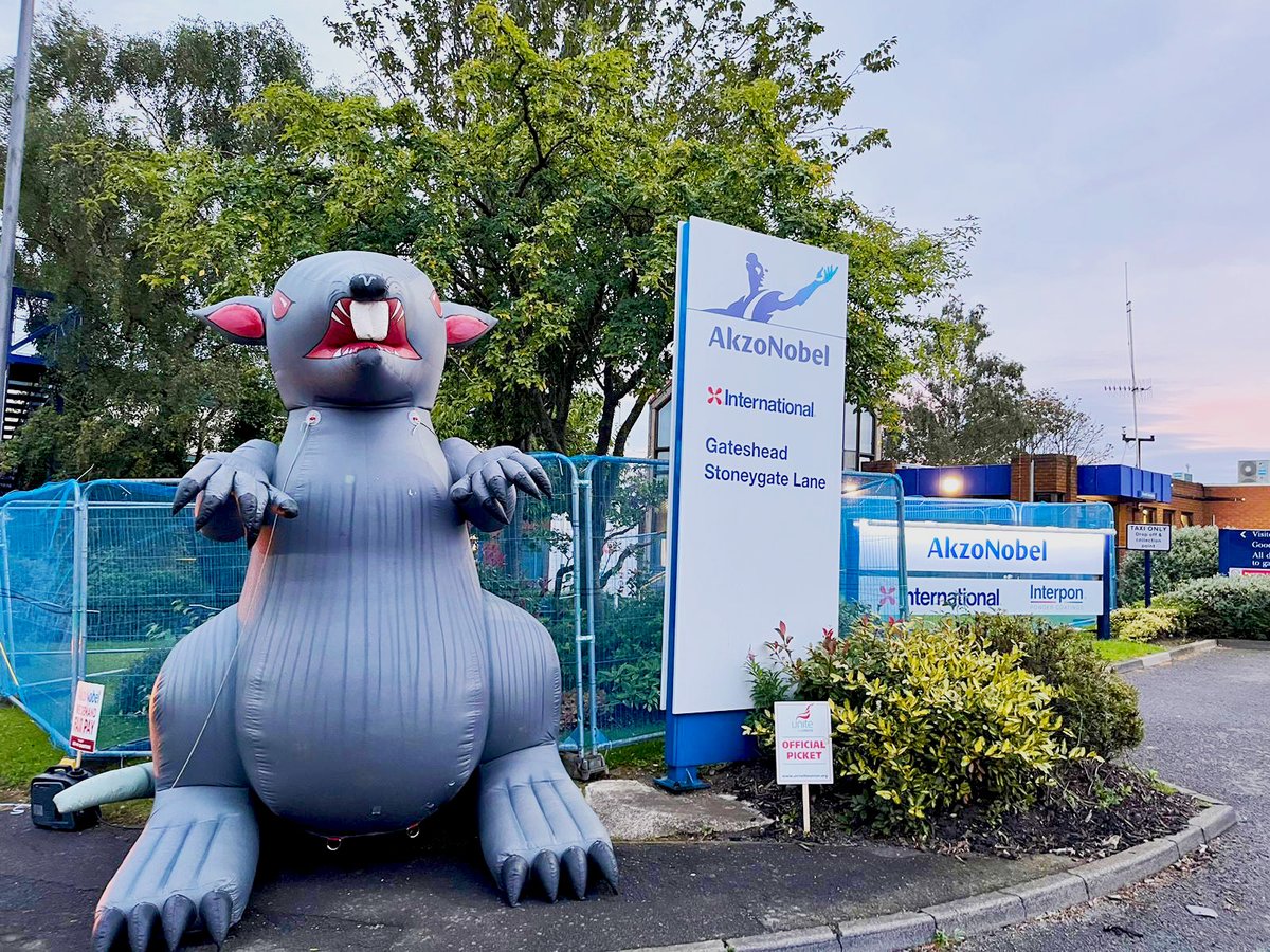 🚨 Strike Action 🚨 Another day with our members on strike at @AkzoNobel Nobel They have failed to come to the negotiating table in good faith with an improved offer and have threatened to call the police on lawful picket line protests. #JobsPayConditions