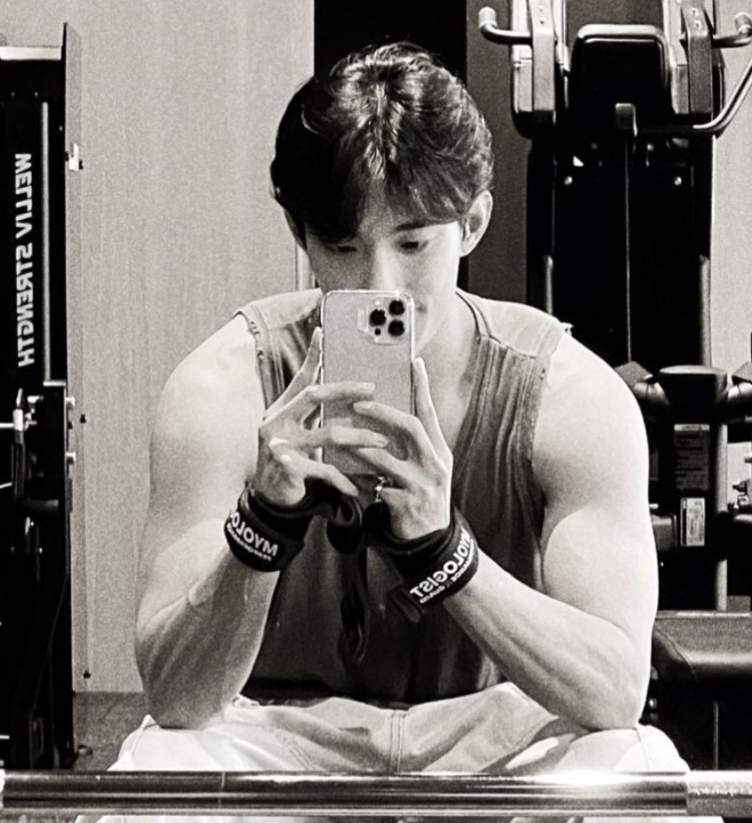 qtdkyeoms's tweet photo. OH GOD DOKYEOM'S FUCKING BIGASS ARMS https://t.co/GDw9yOBYQ6