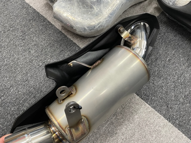AxxLMoto's tweet photo. 本日はブラジルから CS RACING のマフラーが、お客様分で沢山入荷しました❗️
このメーカーの特徴は、何と言ってもカウル内にぴったりとマフラーを収めるデザイン。
これはCS RACING だけです👍
AXXLは長きにわたり代理店となっており、日本では一番最初です😊
#AXXL
#CSRACING https://t.co/RayCglYyB2