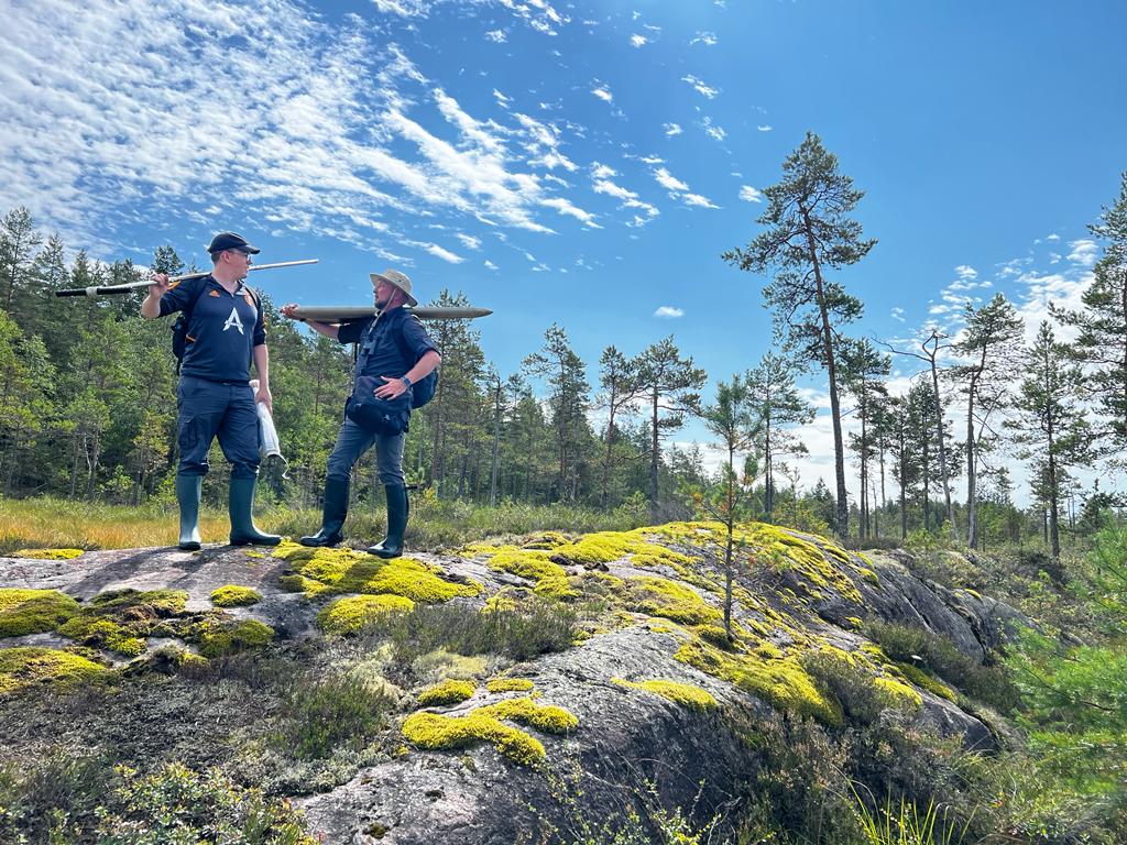 igsopas's tweet photo. We continue #fieldwork in the #PEATFLAMES project in beautiful #Norway! @calliergon and @hrob1632 from @PasteamLab with @utriculator and @marciszowna from the @UAM_Poznan collect peat cores here for further research as part of the OPUS project funded by the @NCN_PL 👨‍🔬🌍🔬 https://t.co/7sl7FMMMtC
