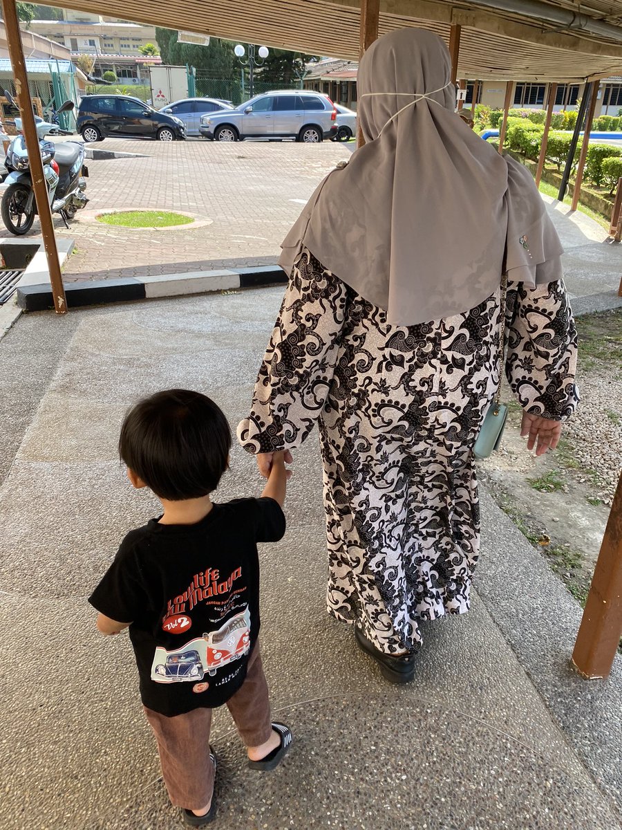 ikaaasuhaimi_'s tweet photo. Kalau org tanya ok tak duduk dgn mak mertua? Satu nya, rumah kita sebelah sebelah tp boleh tembus dia tak kira serumah lah 😆 pastu kan mil jenis tak kisah tak banyak ckp. Dia masuk bilik aku tgh baring kt atas katil dgn baby, dia lepak baring kt bawah dgn adam 😁 https://t.co/UDzcEPvBaA