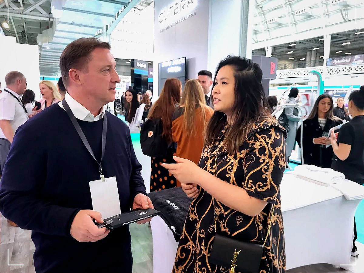 thesafeap's tweet image. #ThrowBackThursday Co-Founder, Sieuming Ng, doing a bit of medical grade networking at @aestheticmlive back in May this year. #AMLive #SafeAp #Aesthetics #AestheticPractitioner #TBT 💋