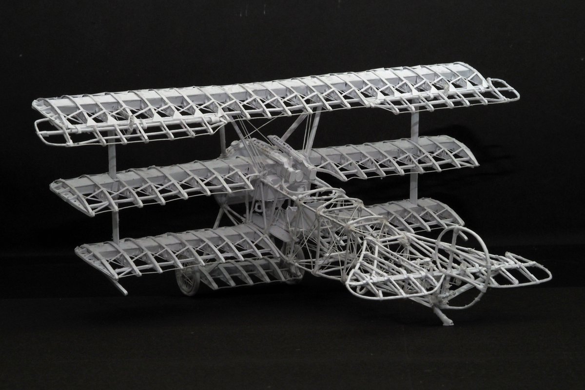TOSHI26221's tweet photo. フォッカーDr1の1/32紙模型を厚手のコピー用紙を主な材料に作っています。上翼を製作しました。エンジン（+プロペラ）を作れば完成です。#FokkerDr1 #Dreidecker #papermodel #papercraft #aviation #紙模型 #フルスクラッチ https://t.co/EnJ3xJr38x