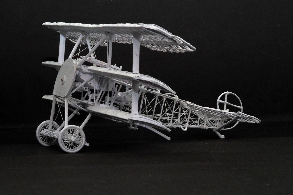TOSHI26221's tweet photo. フォッカーDr1の1/32紙模型を厚手のコピー用紙を主な材料に作っています。上翼を製作しました。エンジン（+プロペラ）を作れば完成です。#FokkerDr1 #Dreidecker #papermodel #papercraft #aviation #紙模型 #フルスクラッチ https://t.co/EnJ3xJr38x