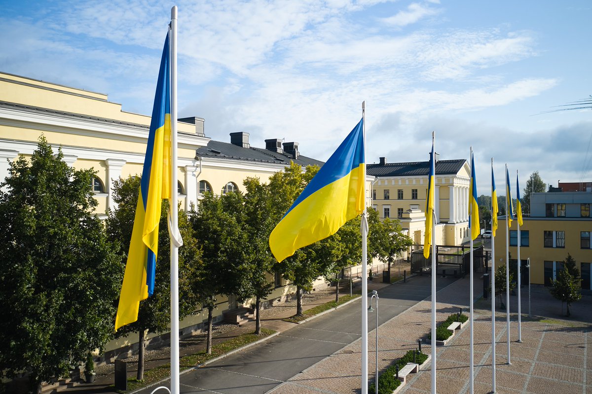 Nostamme tänään salkoihin Ukrainan liput ja valaisemme illalla Merikasarmin Ukrainan väreissä. 🇺🇦

Osoitamme solidaarisuutta #Ukraina'lle, joka kamppailee itsenäisyytensä ja alueellisen koskemattomuutensa puolesta. 

Suomen vankkumaton tuki jatkuu niin kauan kuin on tarpeen.