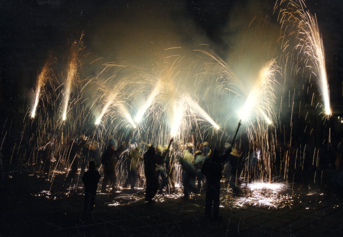 Col.lecció de cartells <a href="/acsegarra1/">acsegarra</a> 1985, la Confraria la Matraca organitzava la vuitena edició de l' #Aquelarre 👹 📸Fons dels Diables - Carranquers <a href="/aquelarre_cerve/">Aquelarre de Cervera</a> <a href="/paeriacervera/">Paeria de Cervera</a> <a href="/patrimonigencat/">Patrimoni</a> <a href="/ccsegarra/">Consell Comarcal de la Segarra</a> <a href="/Cerveraturisme/">Turisme de Cervera</a> <a href="/Turisme_Segarra/">Turisme La Segarra</a> #XAC #Cervera