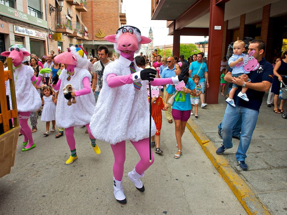 🐑El pasacalles infantil 'Con Beee de Oveja' se une a la gran fiesta de #Calle10 2023 de la mano de la Compañía <a href="/Kamaru_Teatro/">Kamaru_Teatro</a> 
Ya sabes: sábado 16 de septiembre de 2023 en C/ Guareña. De 19:30 a 20:15h. #SaveTheDate 
🖱️rebrand.ly/Calle102023