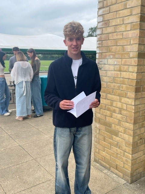 Oliver was really pleased with his results, 8 x Grade 9s and 1 x Grade 8. He is looking forward to joining Sixth Form in September! #GCSEResultsDay @OxfordMailLive