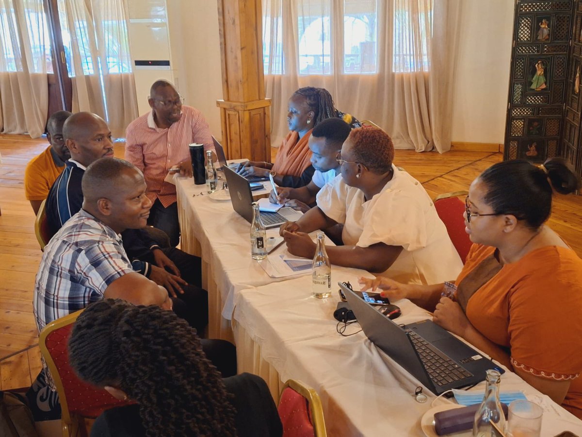 coast_hub's tweet image. Brainstorming  ideas and best collaborations practices to find solutions to improve budget transparency. Teamwork makes the dream work!  #BudgetTransparency #OpenBudgets #CBTS2022
