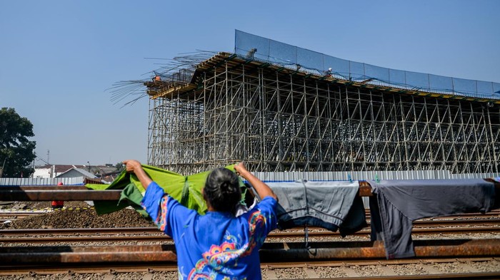 detikfinance's tweet photo. #FOTO Pembangunan proyek jembatan layang Ciroyom telah mencapai 43 persen. Jembatan layang ini dibangun untuk feeder kereta Cepat Jakarta Bandung.
Foto: ANTARA FOTO/Raisan Al Farisi
#detikfinance #Ciroyom #KeretaCepat https://t.co/Nk6PDrOlRV