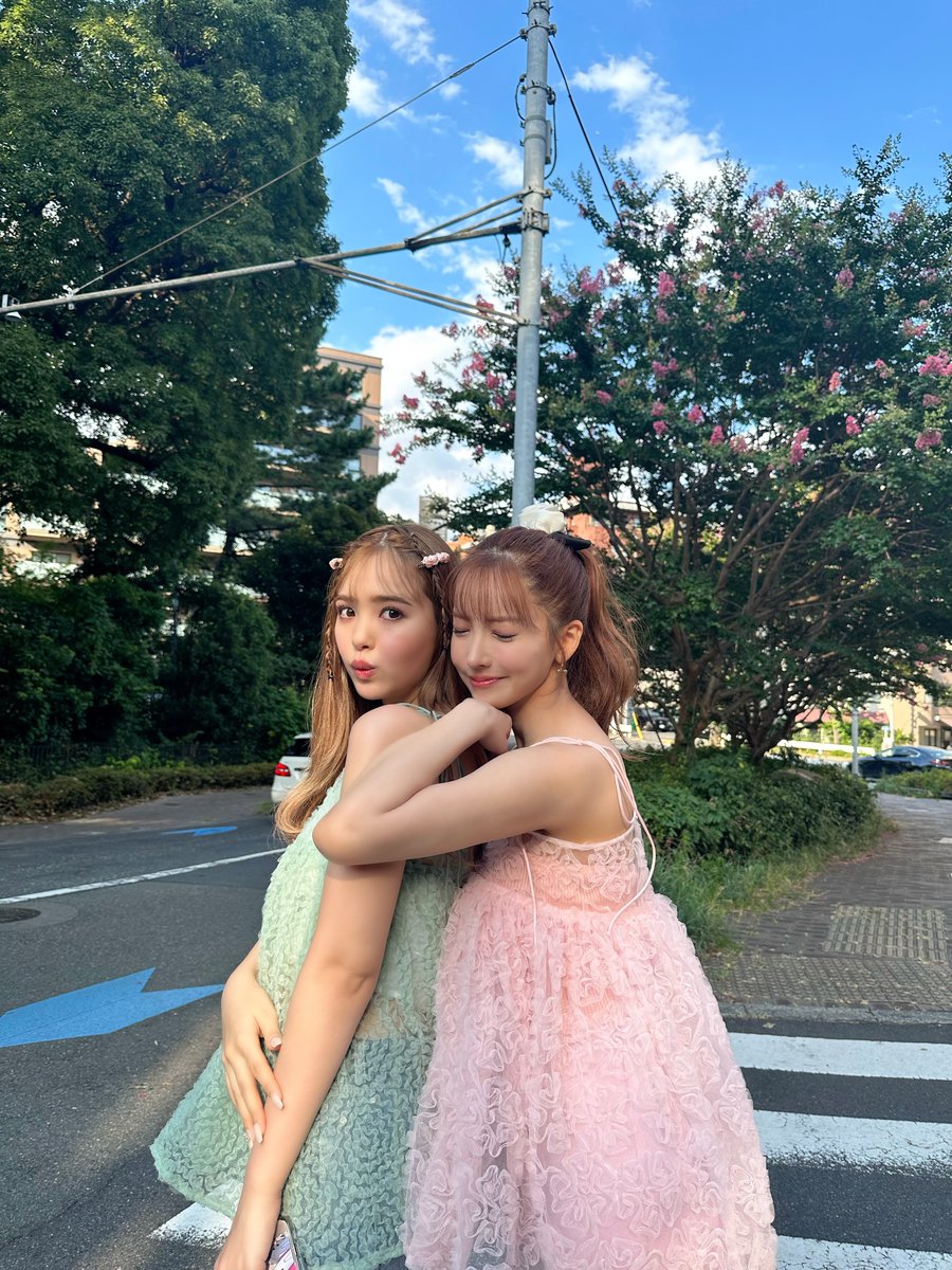 昨日から発売の
ViVi8月号のにこちゃんの企画に
ゲストとして載せていただいてます🩷

双子コーデ可愛いし
撮影も楽しすぎてあっという間でした🍦

にこゆあ見てね👶🏻 https://t.co/MuRacK9z9O
