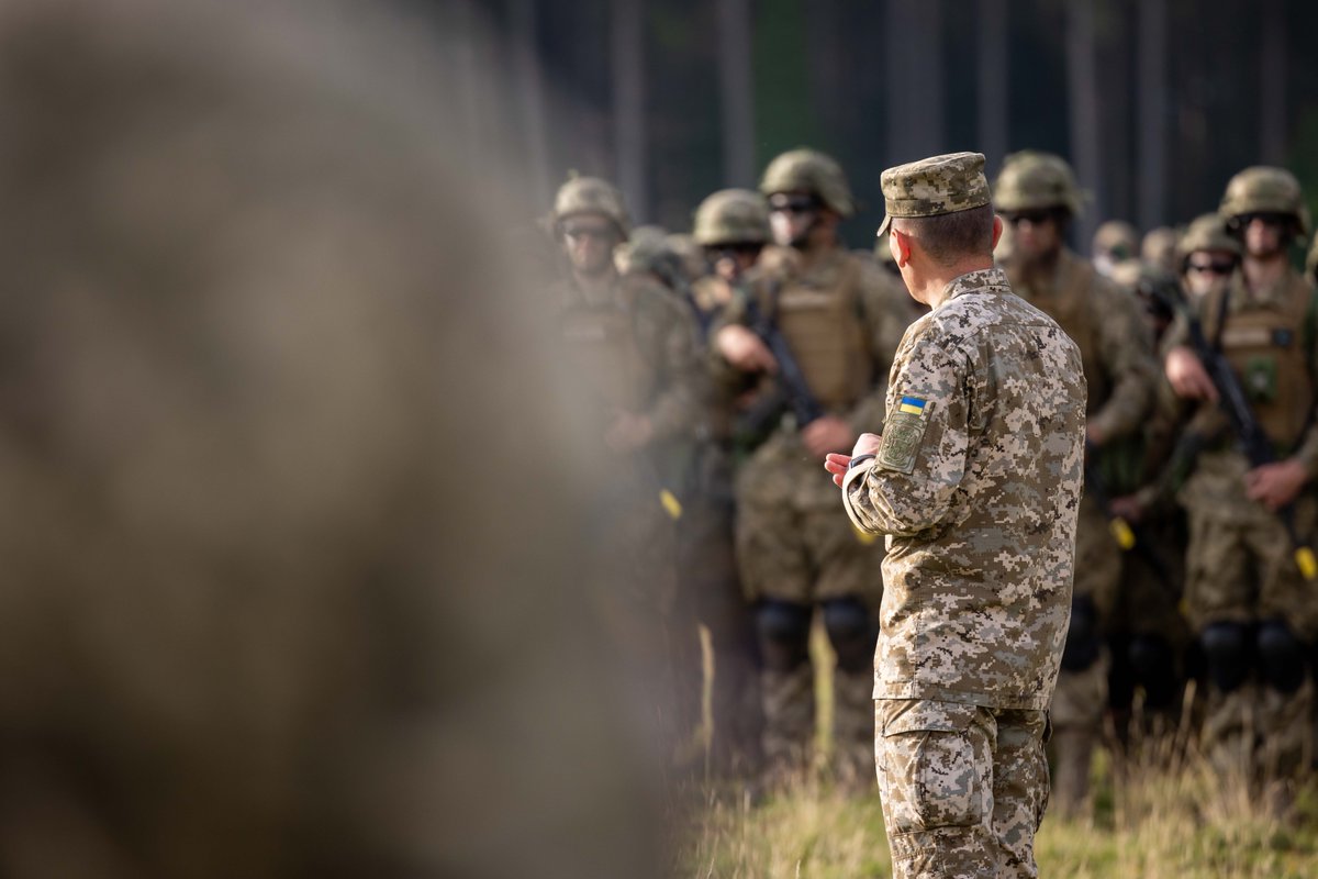 DefenceHQ's tweet photo. 📸 Today we recognise 32 years of Ukrainian Independence. 

The UK is unwavering in its support for Ukraine, and together we have marked the occasion at services being held at training sites across the country.👇

 🇺🇦 #StandForFreedom 🇺🇦 https://t.co/1nItgtiPK4