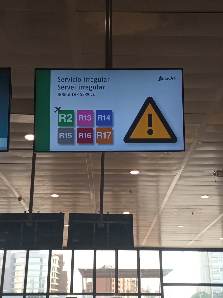 La famosa línia vermella dels partits polítics hauria de ser arreglar  rodalies i regionals. Ens hi  va la feina i la vida. 
De nou, una hora de retard... Avui no estic zen! 😠
#renfe #rodalies #regionals
#prou #erc #juntspercatalunya