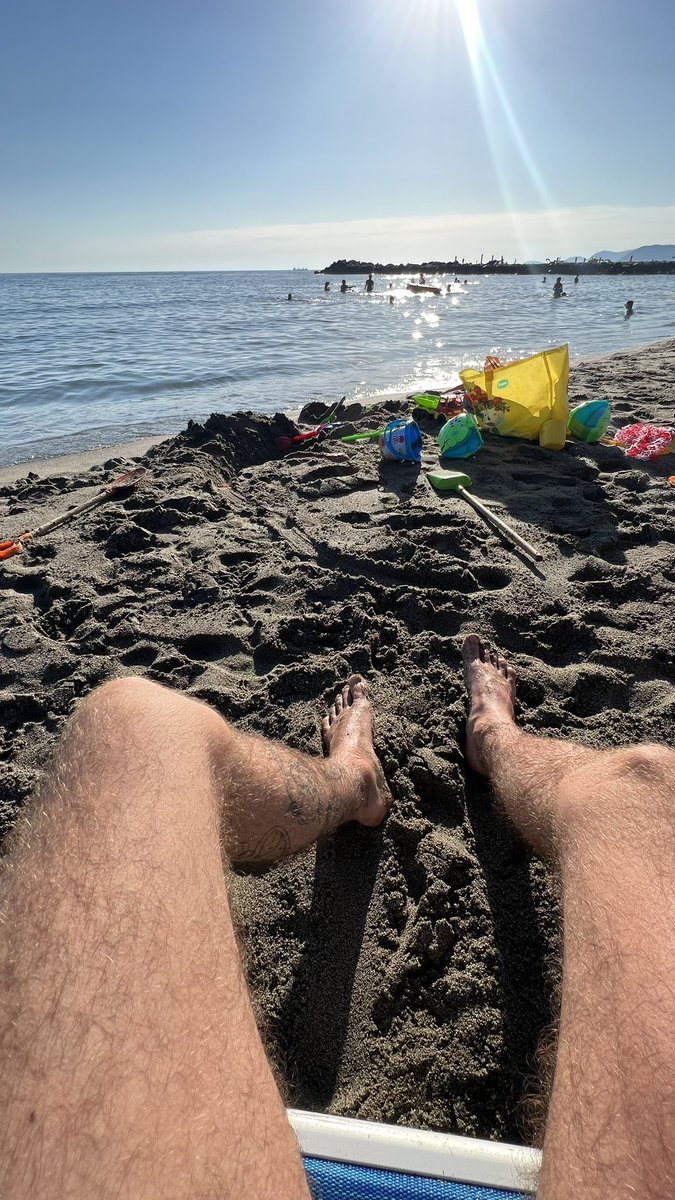 elisircobain's tweet photo. Questo mare però mi stressa i need someone to pamper me 🥱👣 https://t.co/w5tRrB9Vef