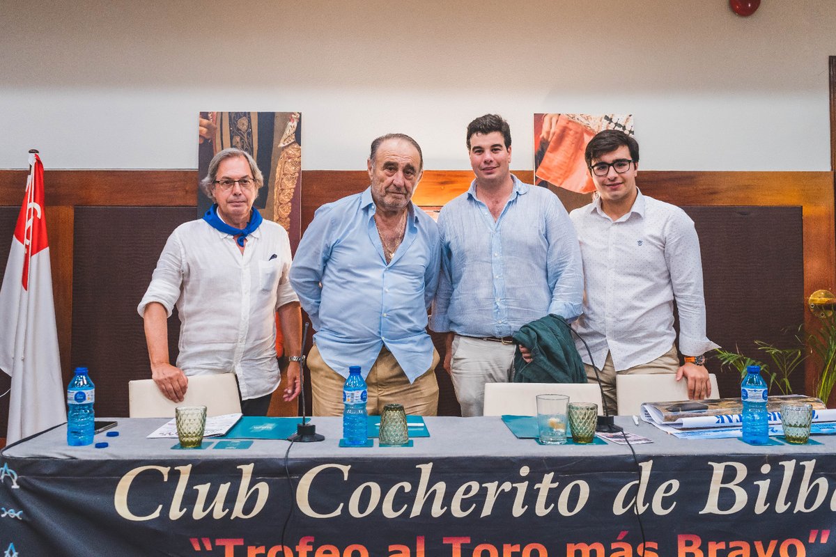 Invitados al Coloquio de ayer en el Club Cocherito en el Hotel Indautxu. Sabino Gutiérrez, anfitrión, de Ricardo Gallardo (ganadero de Fuente Ymbro), Gonzalo Bienvenida <a href="/GonIzdoBienve/">Gonzalo I.Bienvenida</a>  y <a href="/aitor_vian/">Vian Aitor</a> .